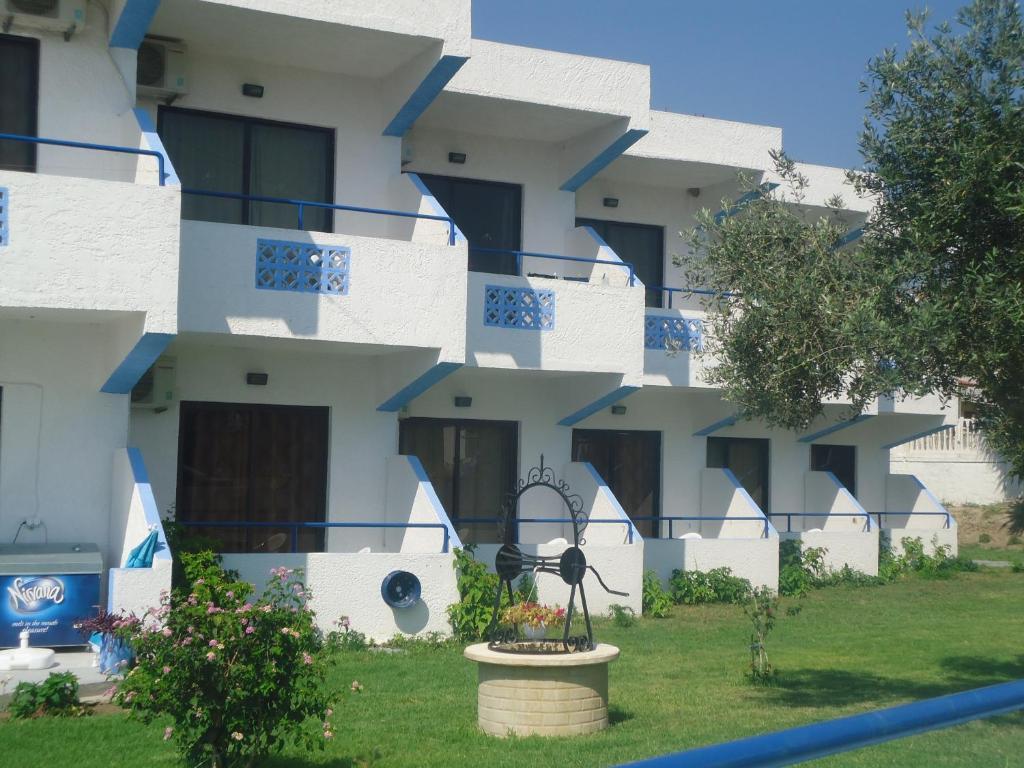 Eleni'S Apartments Afantou Bagian luar foto